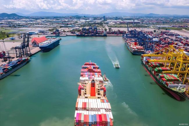 专家：特朗普关税战术暴露三重危机 政治表演引质疑