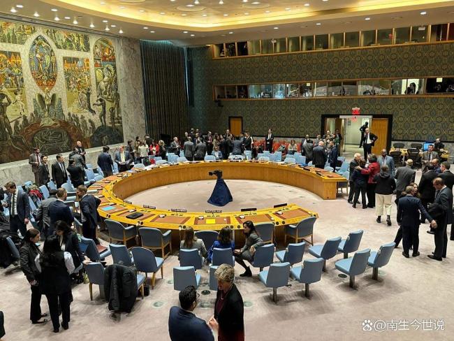 专家：特朗普关税战术暴露三重危机 政治表演引质疑