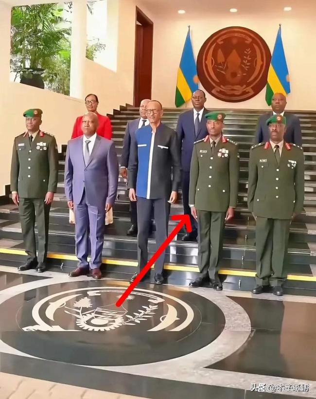 卢旺达国防部长站军姿